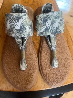 Sanuk tropical print flip flops